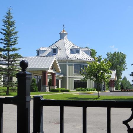 Hotel St-Bernard Saint-Bernard-de-Lacolle Exteriér fotografie