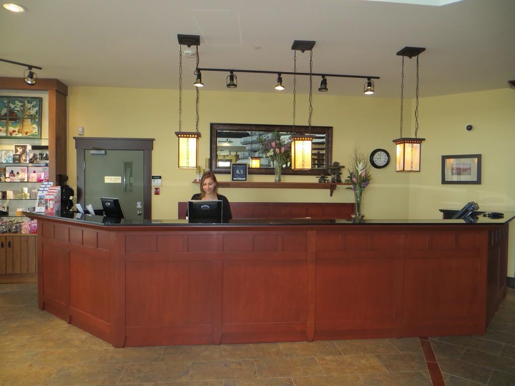 Hotel St-Bernard Saint-Bernard-de-Lacolle Exteriér fotografie