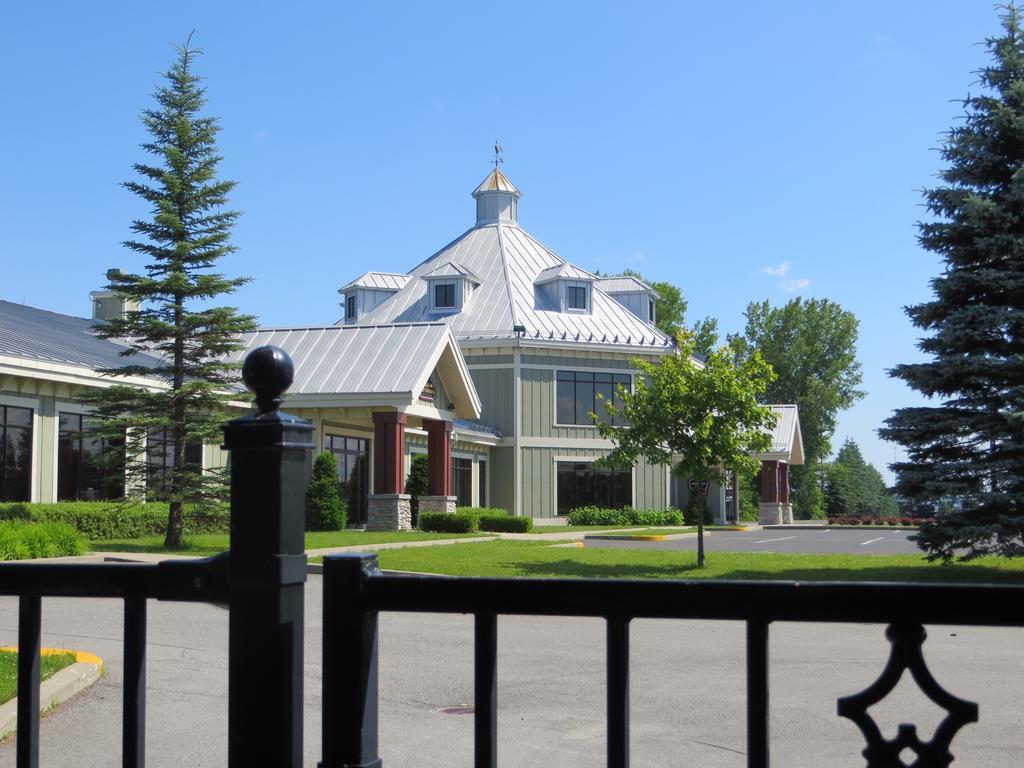 Hotel St-Bernard Saint-Bernard-de-Lacolle Exteriér fotografie