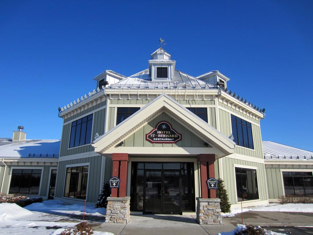 Hotel St-Bernard Saint-Bernard-de-Lacolle Exteriér fotografie